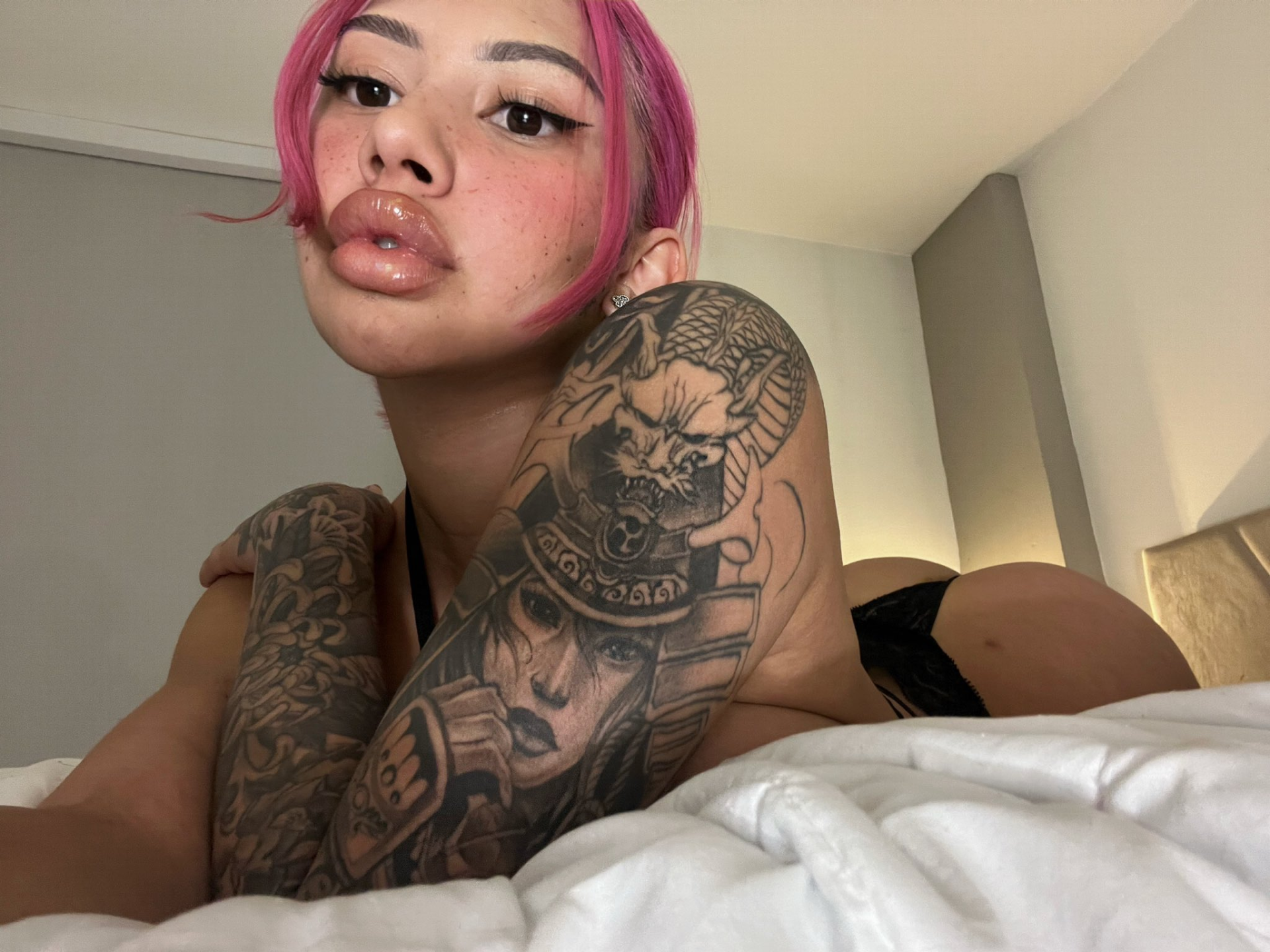 Huge collection of porn photos Bra Bed Eye Contact Freckles by Leaked OnlyFans’s (@Leaked-OnlyFans)