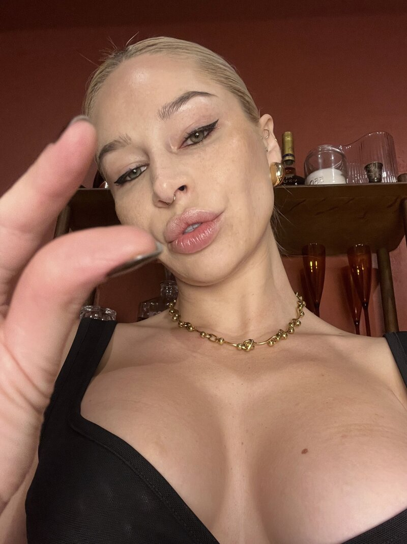 Huge collection of porn photos Big Tits Brown Eyes Cleavage Homemade by 𝐐𝐮𝐞𝐞𝐧 𝐂𝐚𝐭𝐡𝐞𝐫𝐢𝐧𝐞 👸’s (@catherine_fox)
