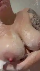 girls-showering
