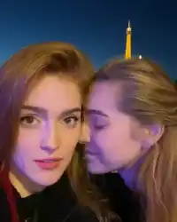 girls-kissing-girls photo 3
