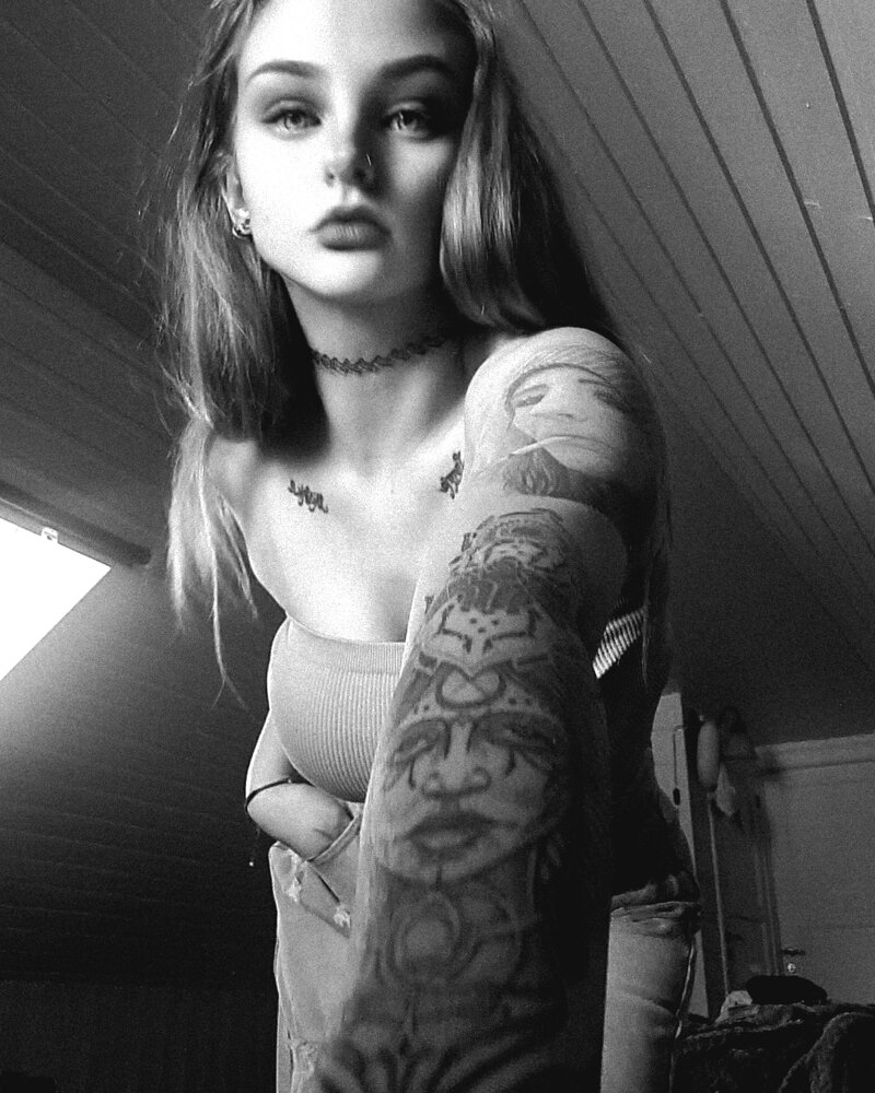 Huge collection of porn photos Boobs Cleavage Choker Lips by Seduchess’s (@seduchess)