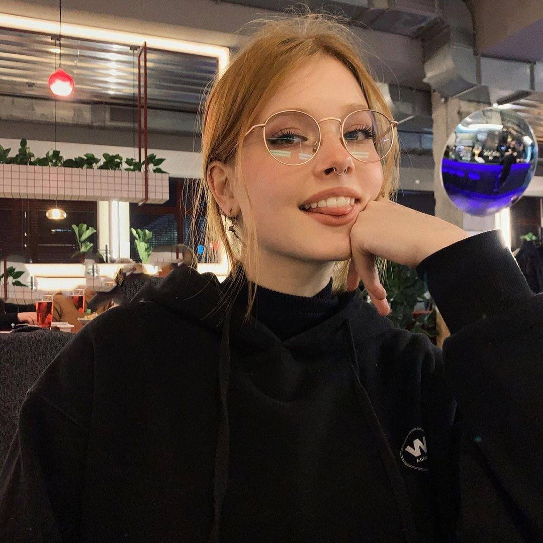 Huge collection of porn photos Babe Beautiful Glasses 21 Years Old by TikTokers’s (@tiktokers)