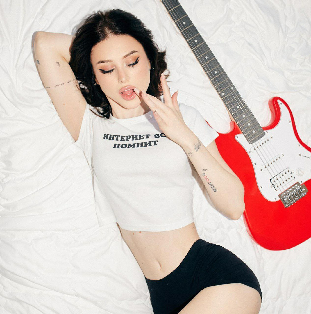 Huge collection of porn photos Brunette Bed Top by TikTokers’s (@tiktokers)